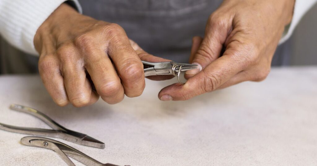 Best Nail Clippers for Seniors| Easy & Safe Choices best nail clippers for seniors how to use them safely